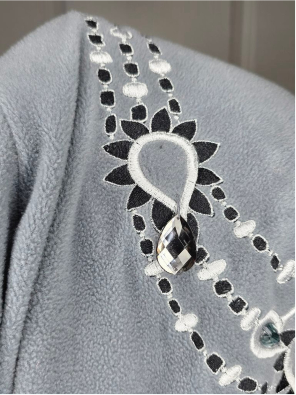 Bob Mackie Gray Fleece Sweatshirt with Embellishments Women’s Size 1X - Picture 4 of 6